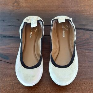 ILIA Women's Cream Ballet Flats